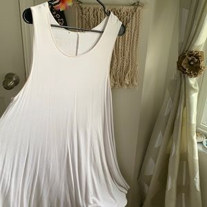 BEAUTIFUL GENTLY USED WHITE FLOWY DRESS